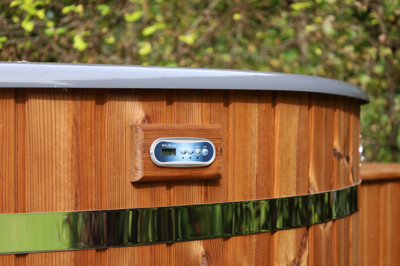 Met een druk op de knop chillen in een warme hottub