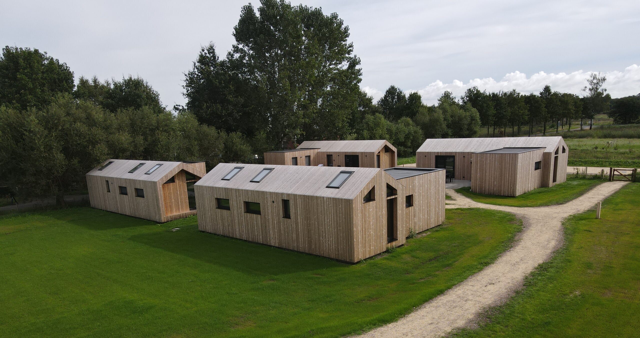 Tinyrebels met groene daken tussen het groen, van boven gezien