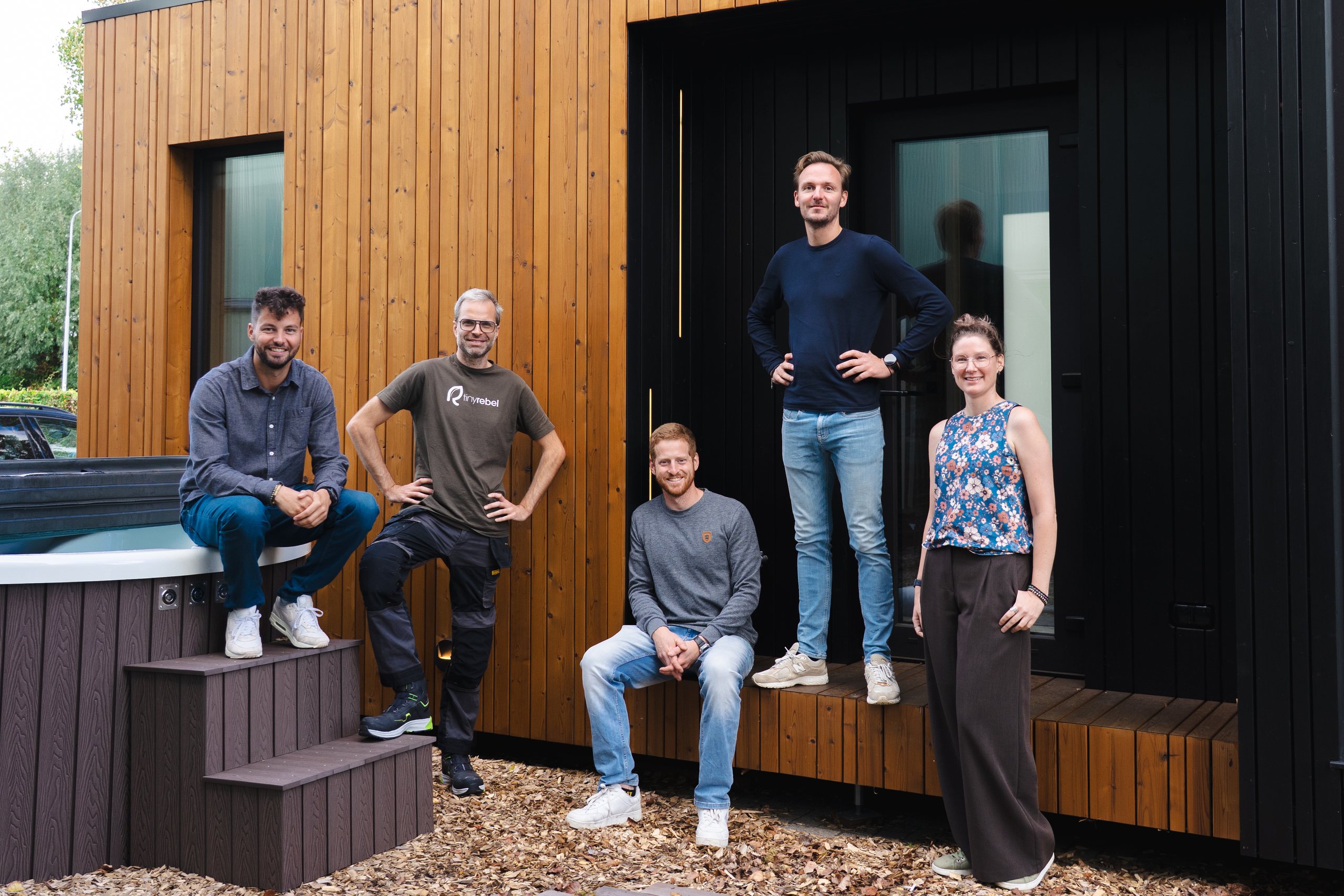 Het team van Tinyrebel voor een Tinyrebel met hottub