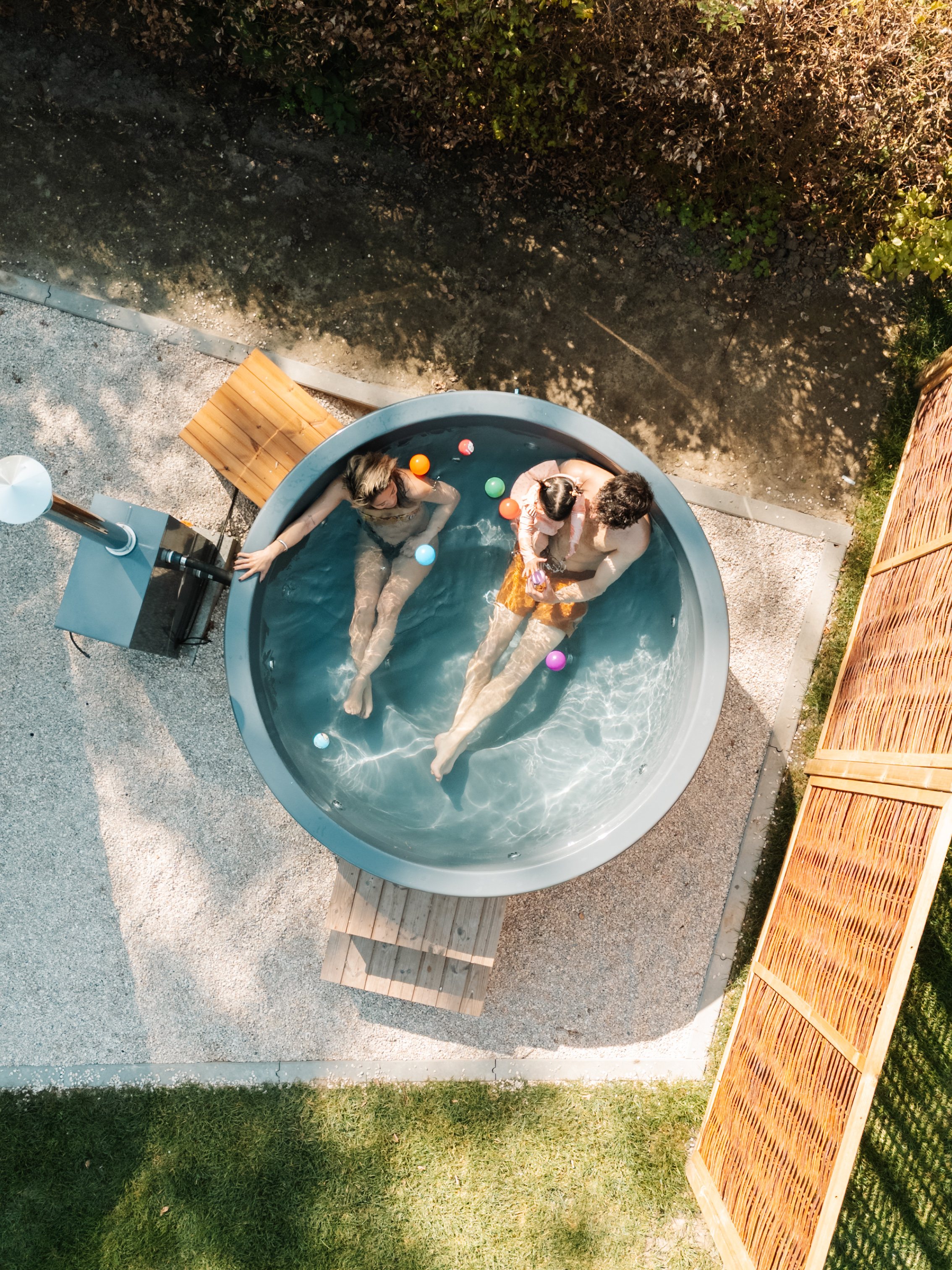 Twee mensen in een hottub van Tinyrebel, van bovenaf gezien