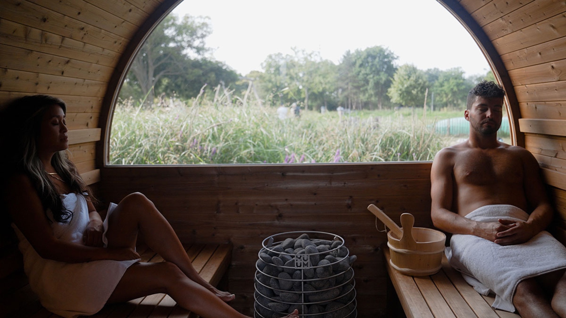 Hottub van thermowood in een tuin