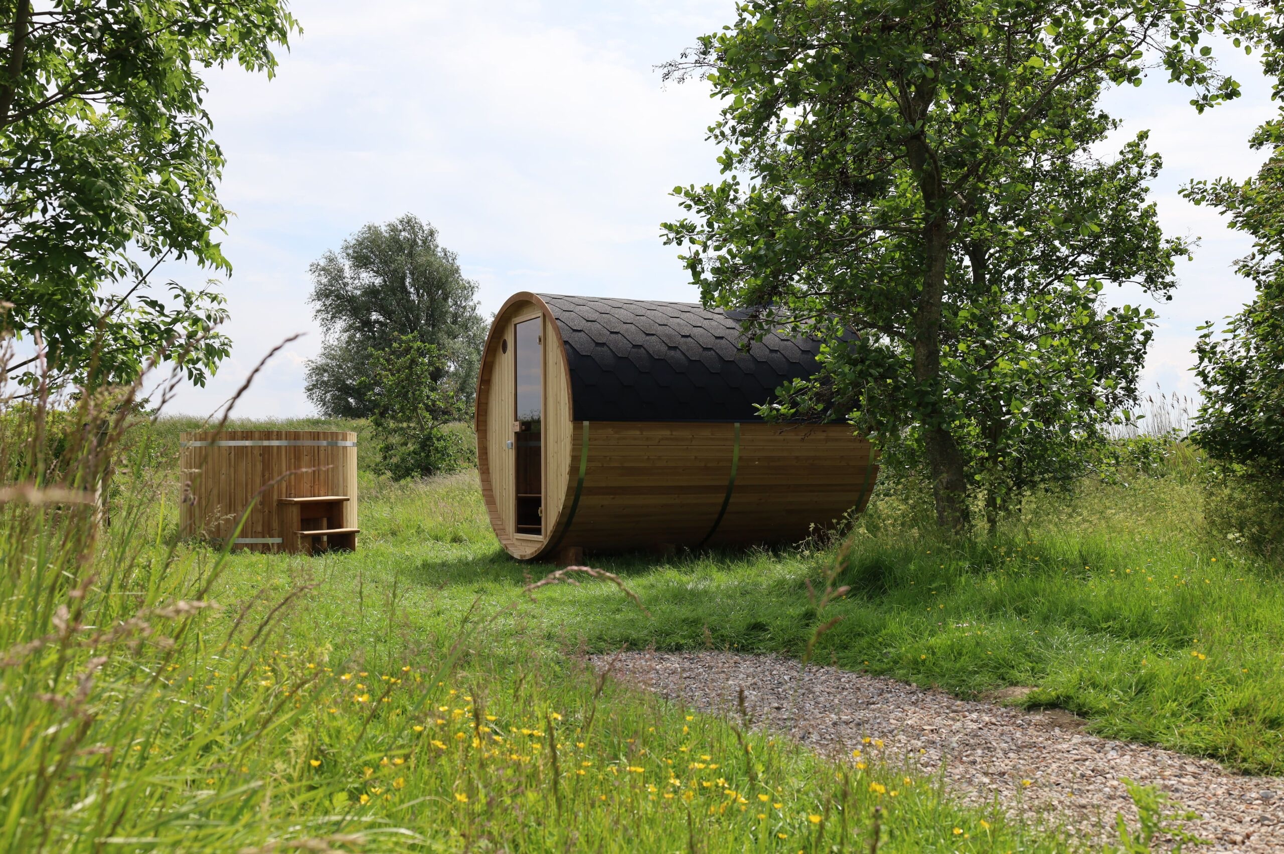 Barrelsauna en hottub van thermowood in de tuin