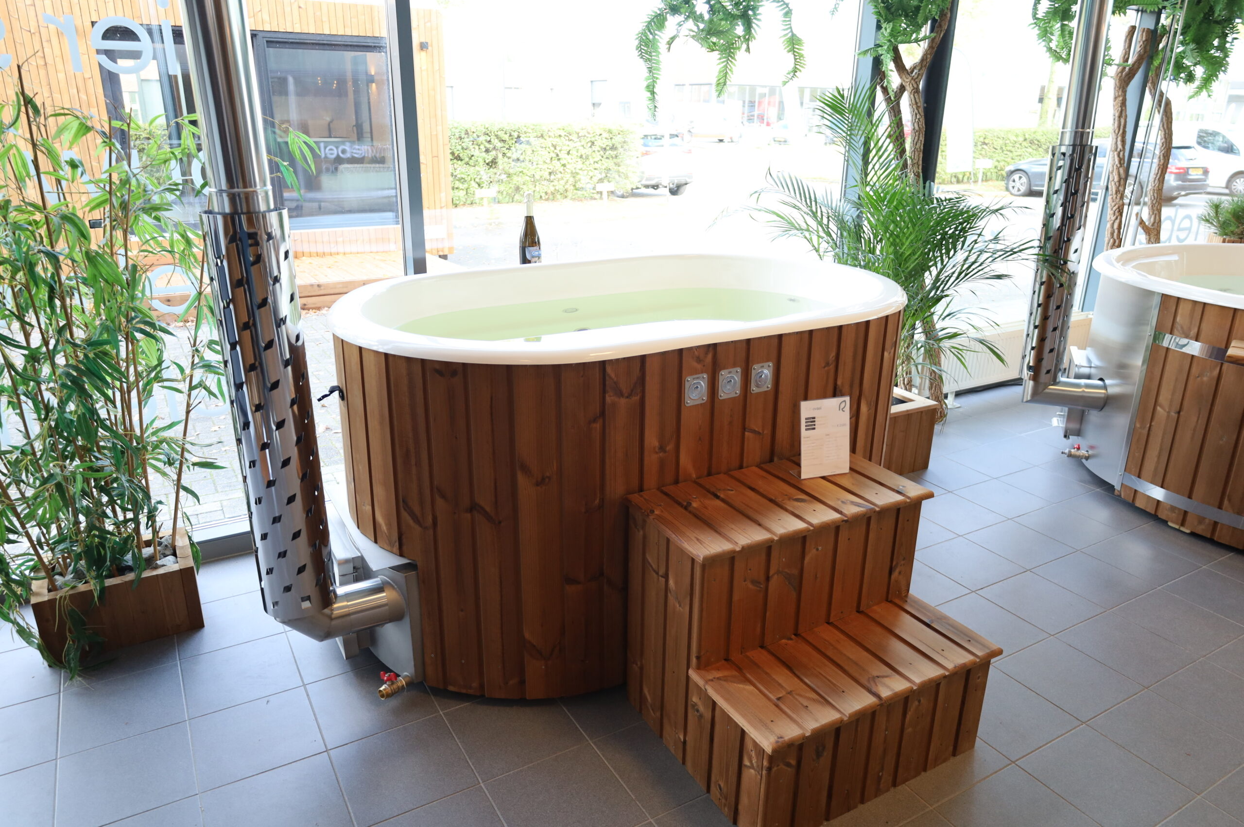 Tub Oval hottub van Tinyrebel